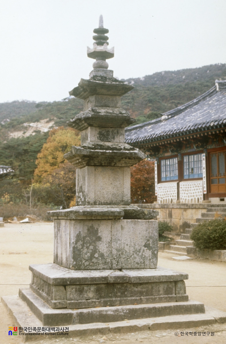 예산 수덕사 삼층석탑 정측면