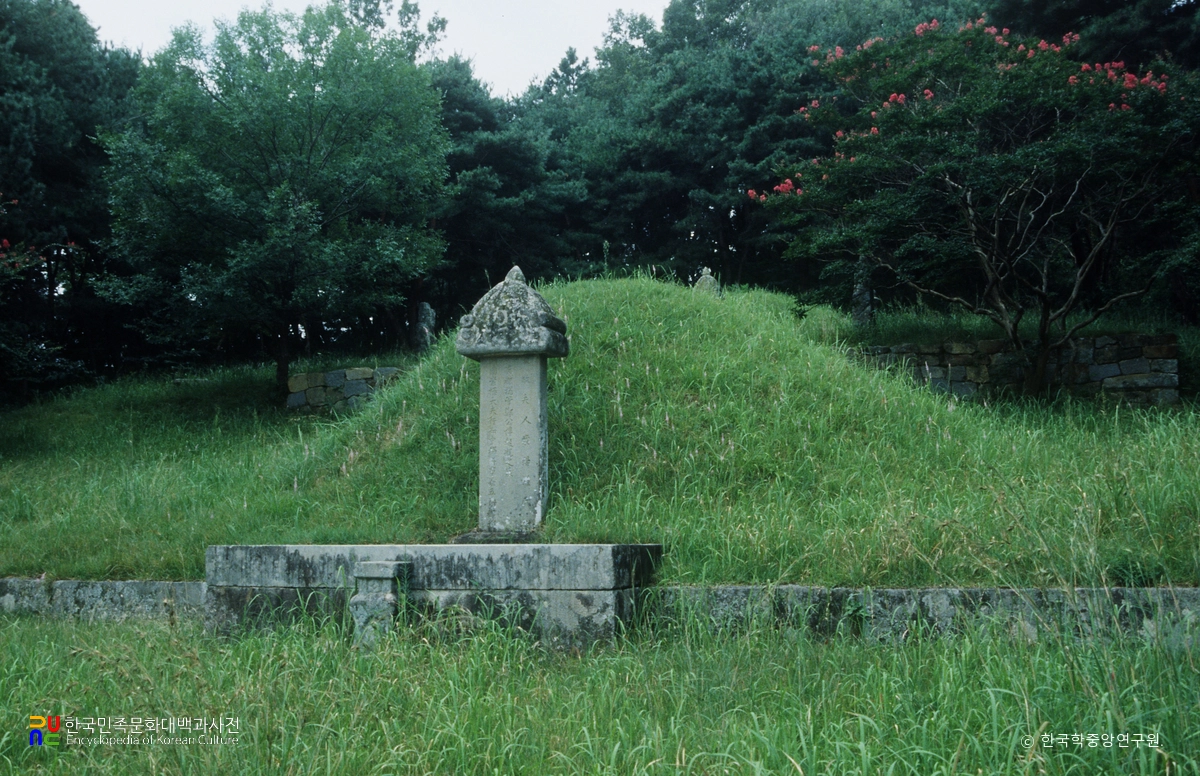 상주 정기룡 장군 유적 중 묘 정측면