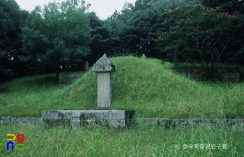 상주 정기룡 장군 유적 중 묘 정측면