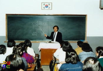 수업중인 고등학교 교실