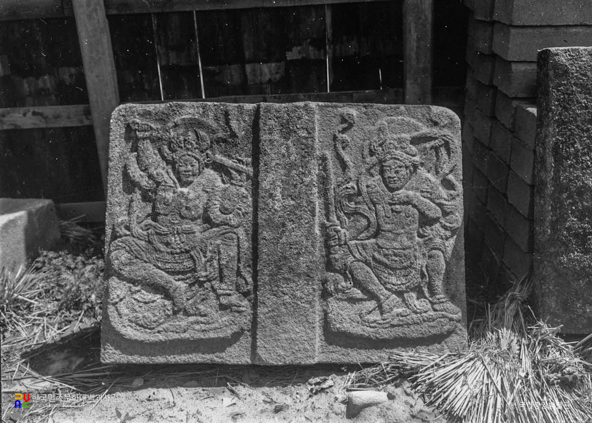 산청 범학리 삼층석탑 상층 기단석 팔부중상