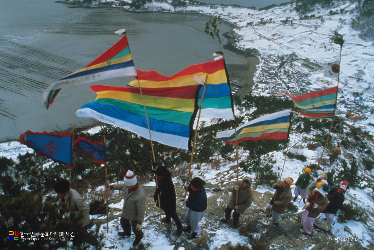 위도 띠뱃놀이 / 원당에 오르는 모습