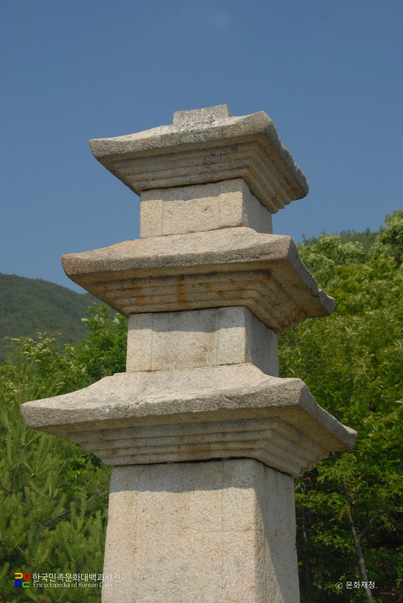 구례 논곡리 삼층석탑 탑신부 정측면