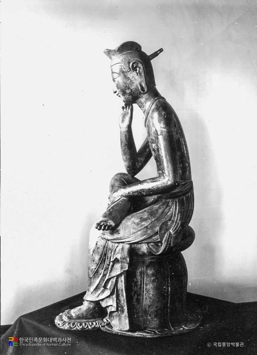 금동반가사유상 측면