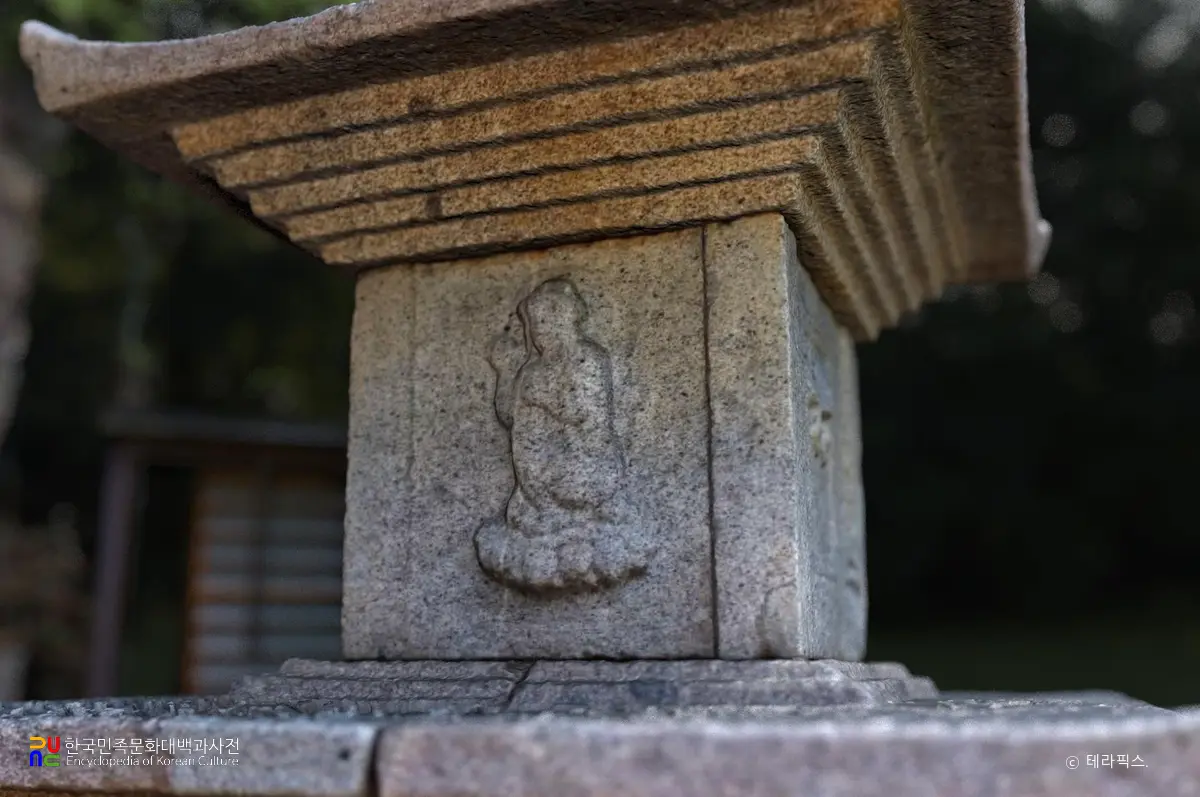 순천 금둔사지 삼층석탑 1층 탑신에 조각된 공양상