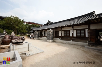 서울 관훈동 민씨 가옥 안채 뒤뜰