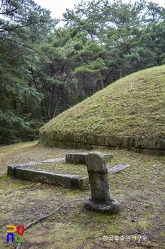 경주 신라 정강왕릉 중 석물 정측면