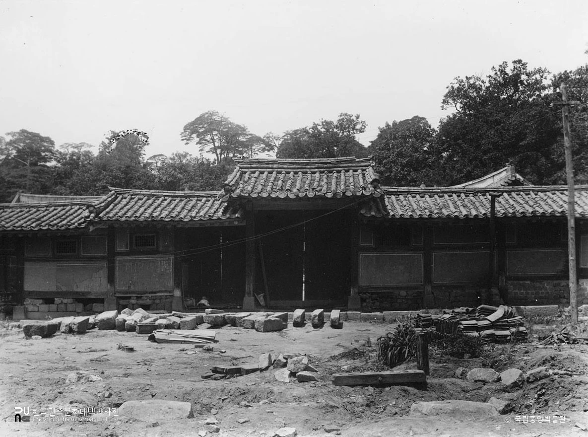 서울 영희전 행각과 솟을대문 전경