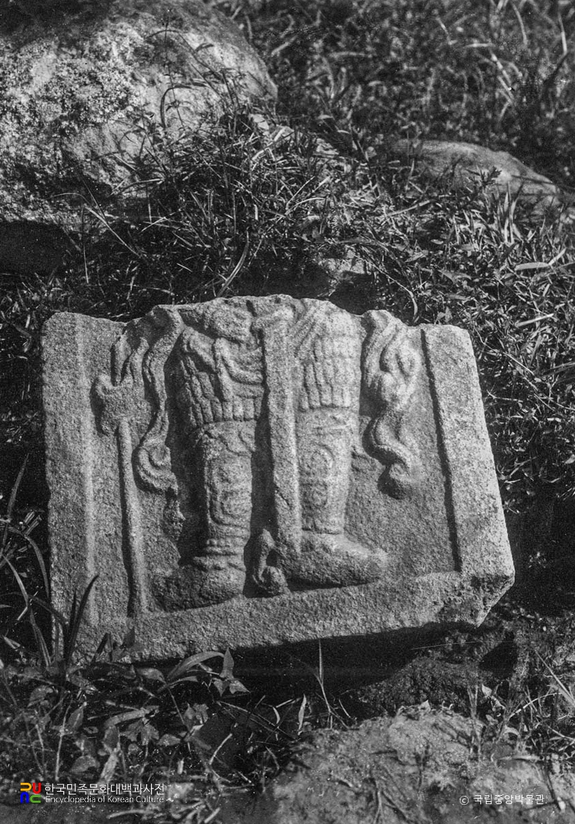 경주 낭산에서 출토된 십이지신상 출토 모습