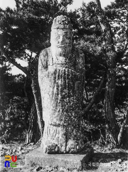 경주 신라 흥덕왕릉 앞 오른쪽 문인석