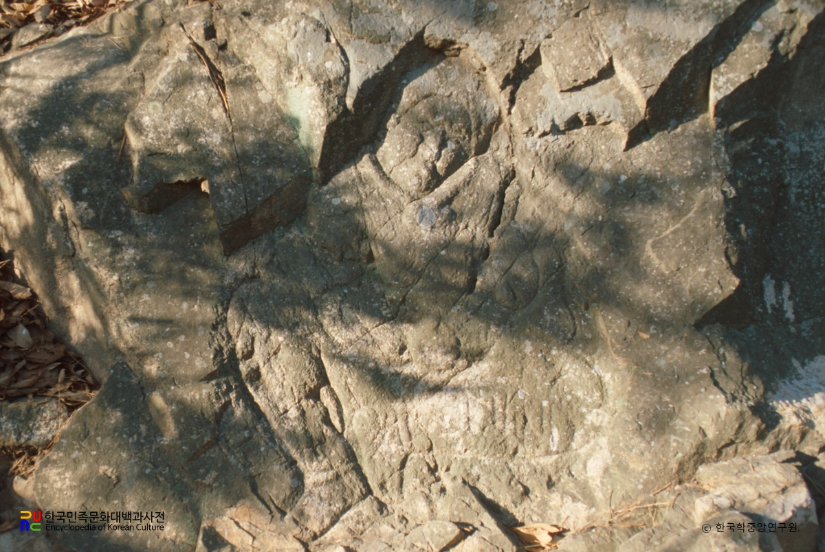 경주 낭산 마애보살삼존좌상 우측 협시보살