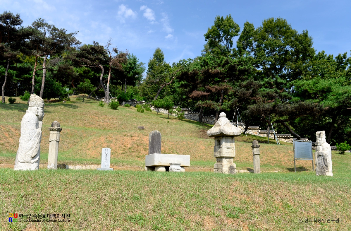 고양 진주 류씨 세장지 중 류진동 묘 정측면
