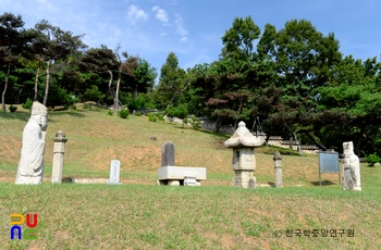 고양 진주 류씨 세장지 중 류진동 묘 정측면