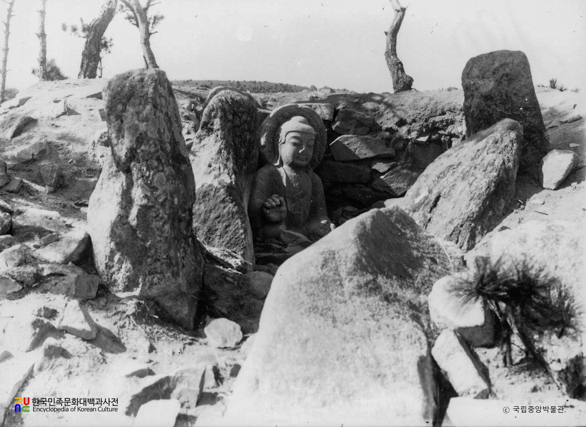경주 남산 삼화령 석조미륵삼존불본존불