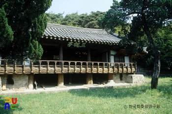 경주 삼괴정 정측면