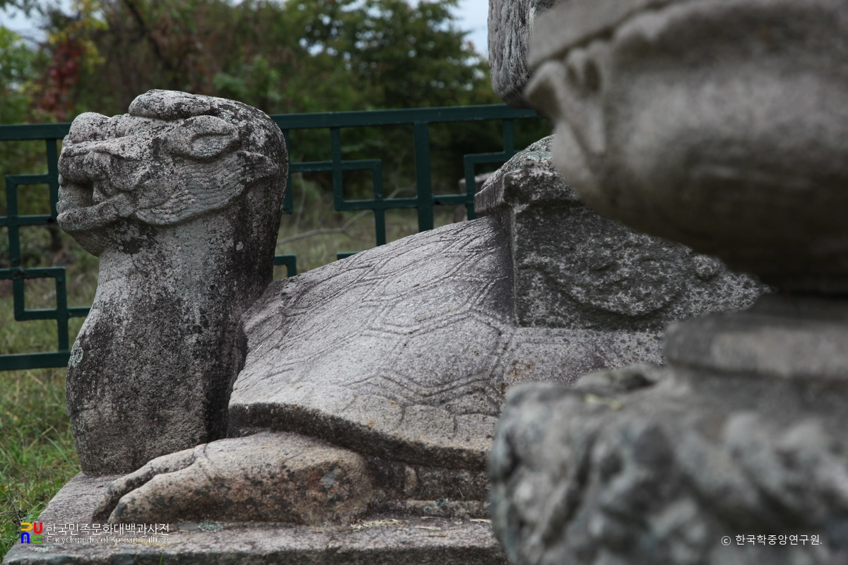 밀양 영원사지 보감국사 묘응탑비 귀부 측면
