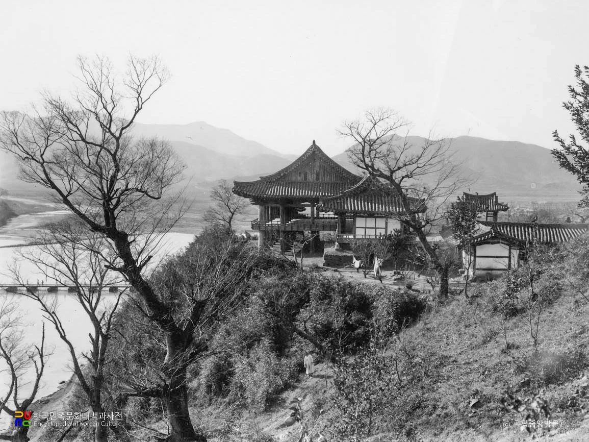 밀양 영남루 전경