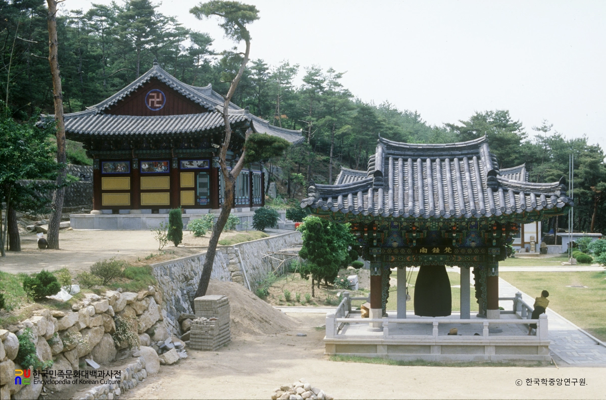 경주 보리사 중 대웅전과 범종각