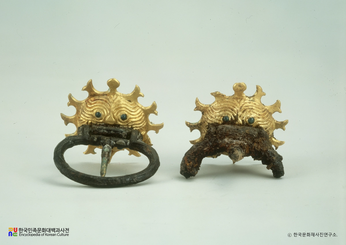 미추왕릉 출토 금제귀면장식