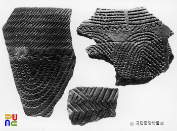 서울 강동 암사동 출토 토기편