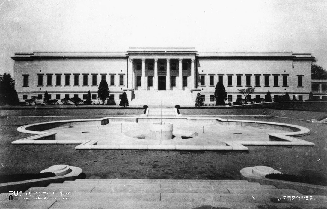 덕수궁 이왕가미술관 정면과 분수대