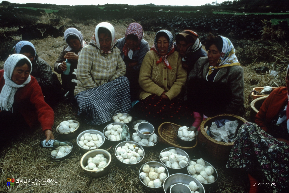 영등굿 / 지아룀(순서를 기다리는 해녀들)