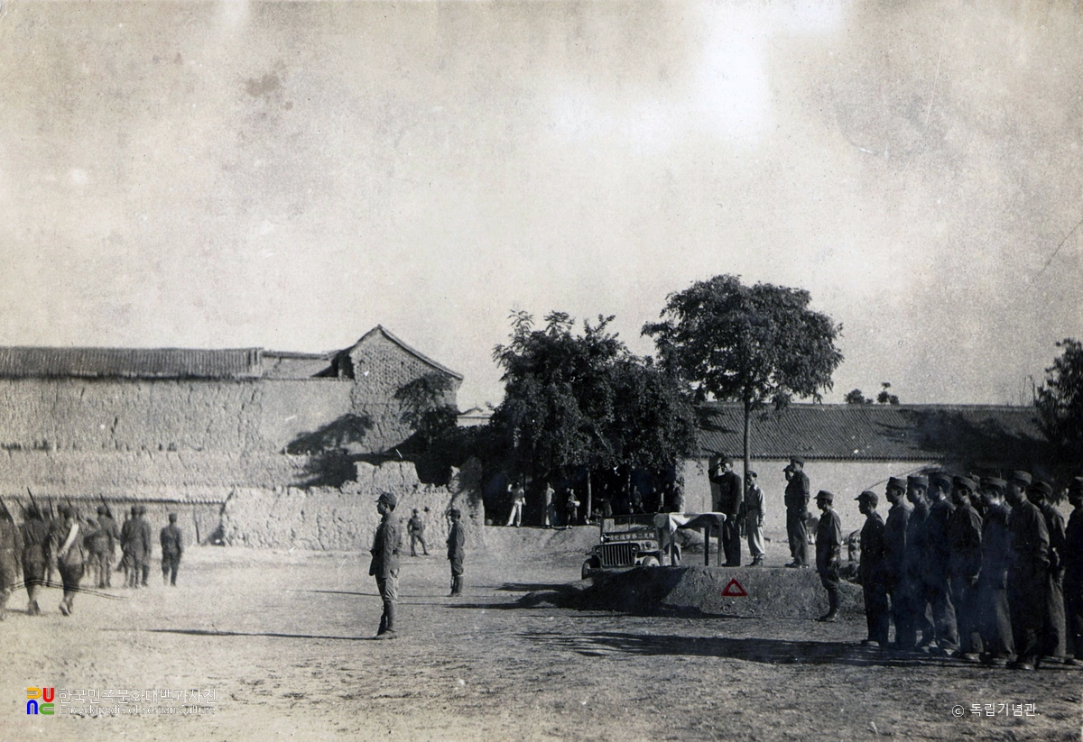 거수 경례하는 이범석