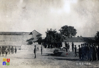 거수 경례하는 이범석