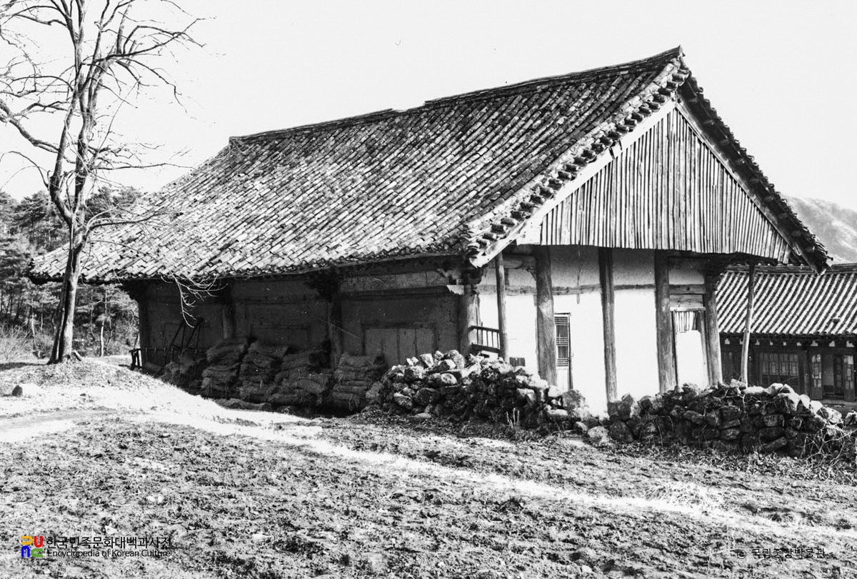 예산 수덕사 대웅전 후측면