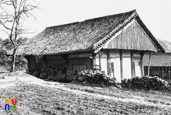 예산 수덕사 대웅전 후측면