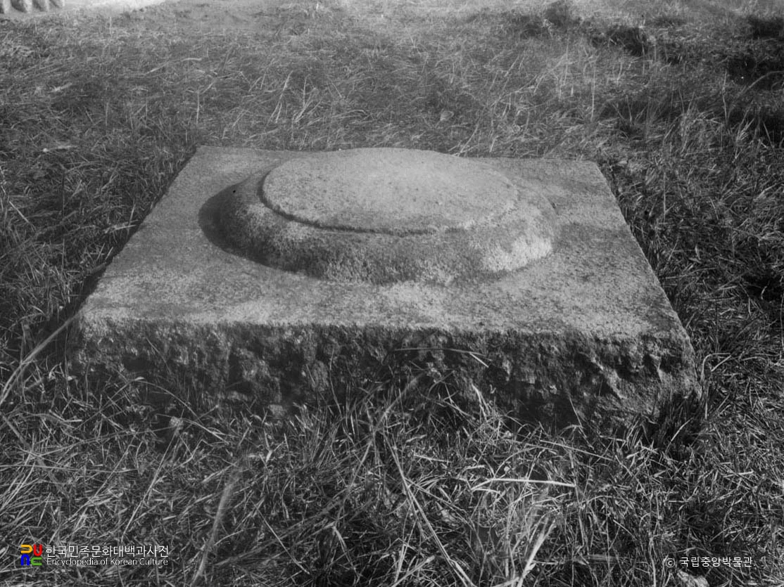 태종무열왕릉비 주변 주초