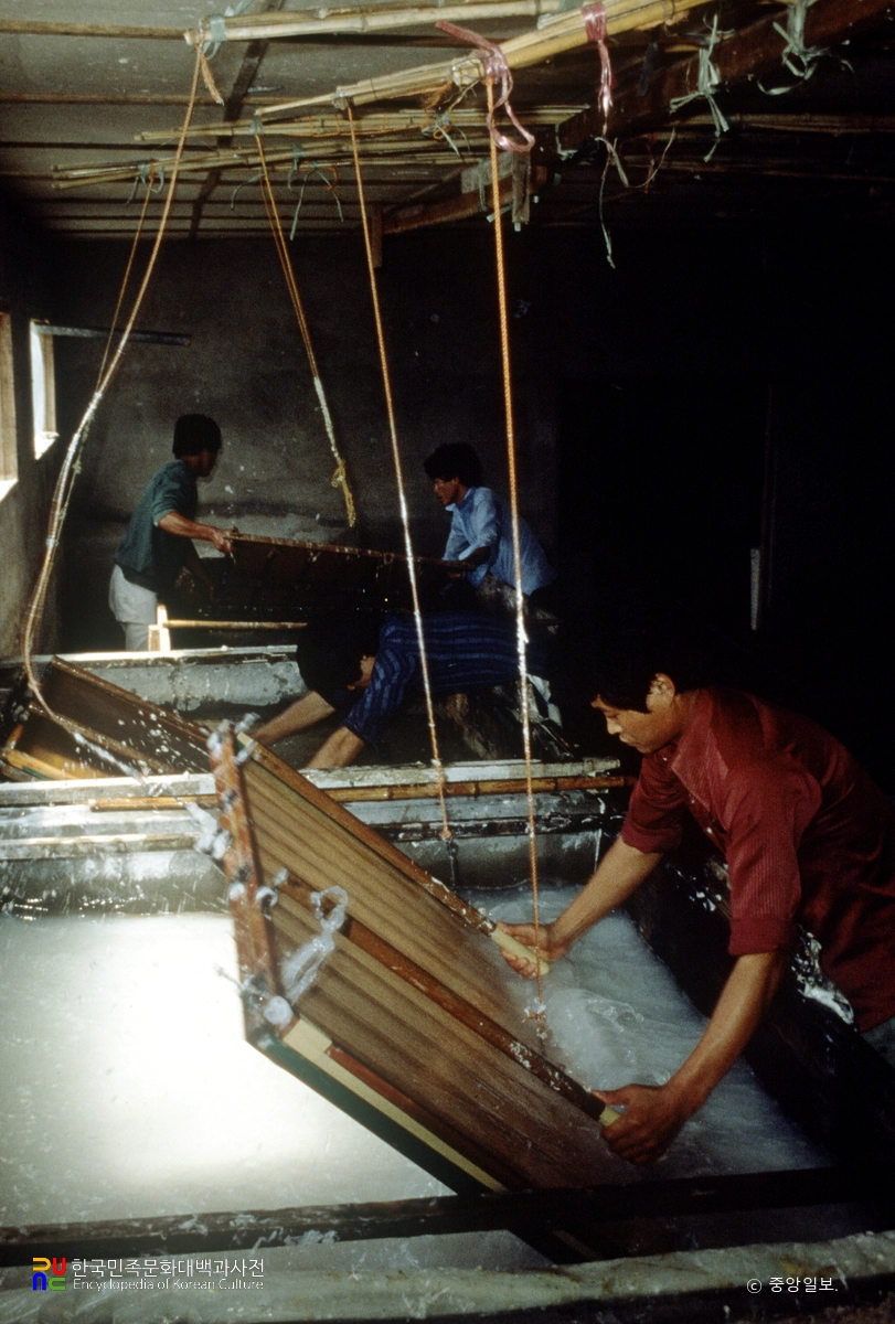 한지 제조과정 / (6)종이액을 건짐