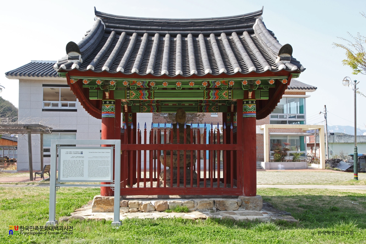 산청 단계리 석조여래좌상 보호각 정면