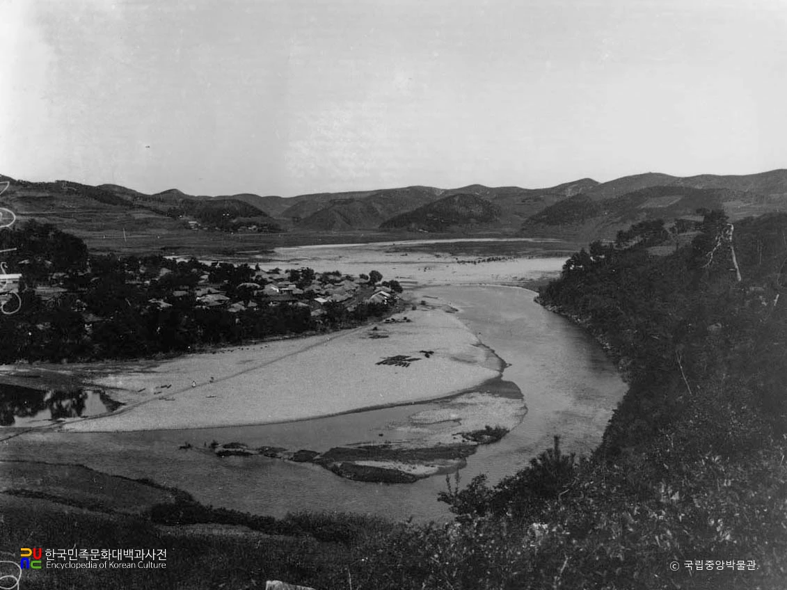 강원 이기령과 삼척읍 전경