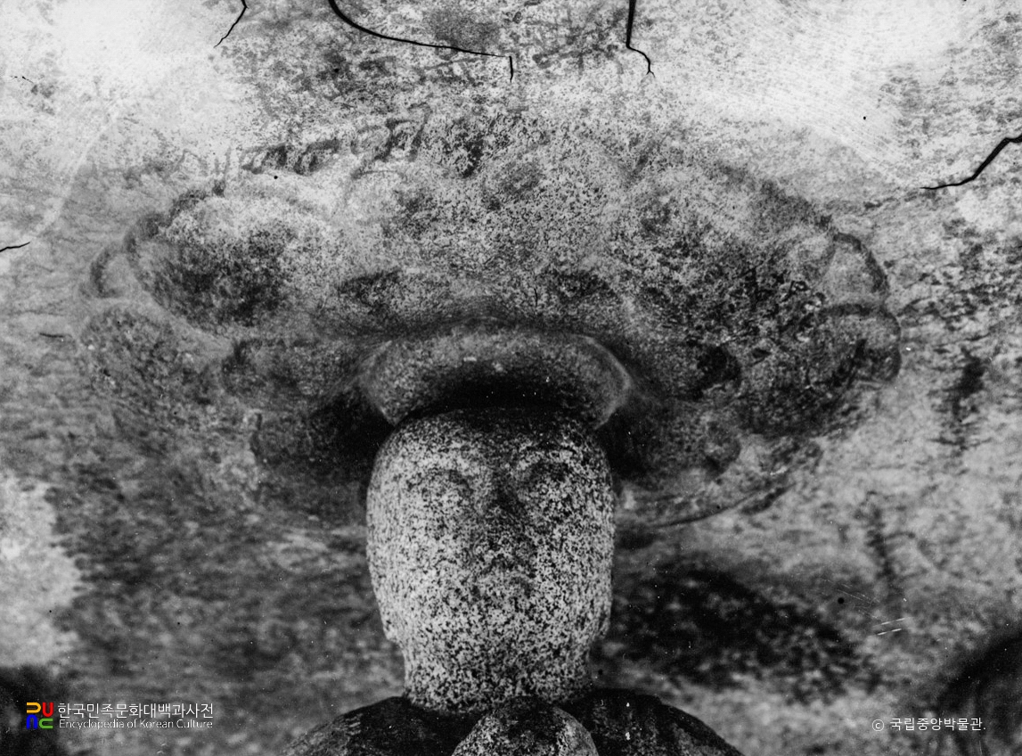 구례 화엄사 사사자 삼층석탑 중 상층 기단의 불상