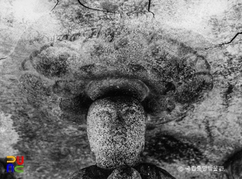 구례 화엄사 사사자 삼층석탑 중 상층 기단의 불상