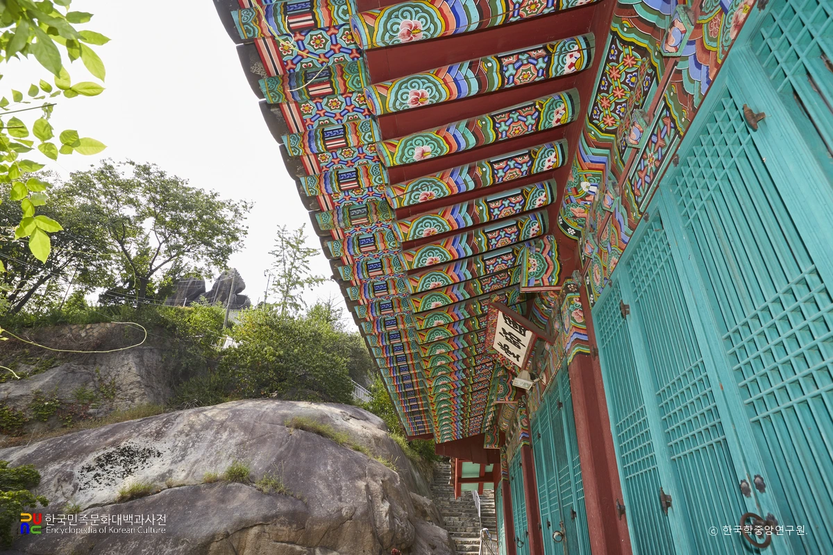 서울 인왕산 국사당 현판과 처마