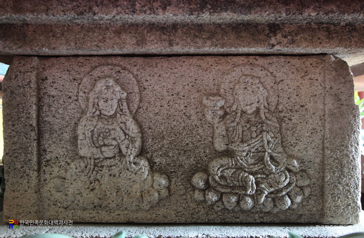 합천 청량사 석조여래좌상 대좌의 보살상