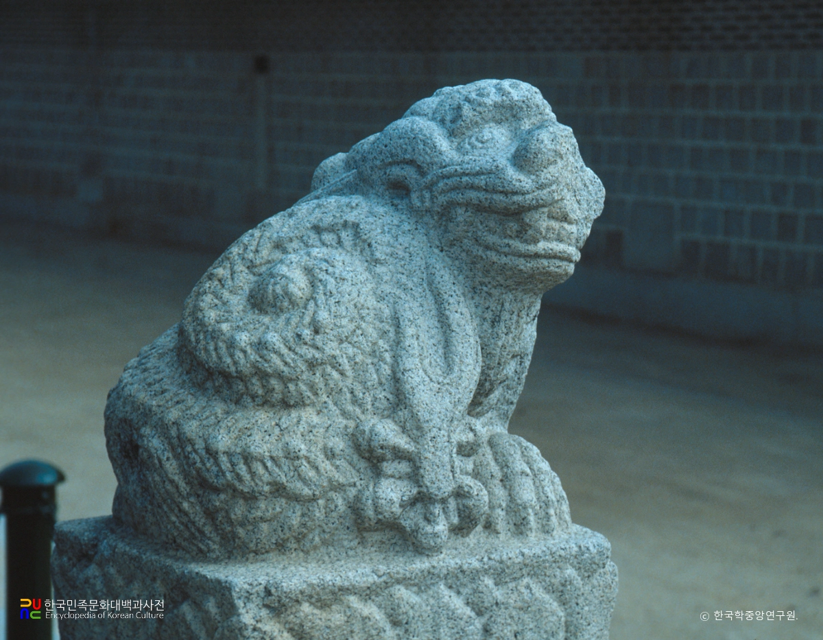 경복궁 경회루 다리 입구 동물상