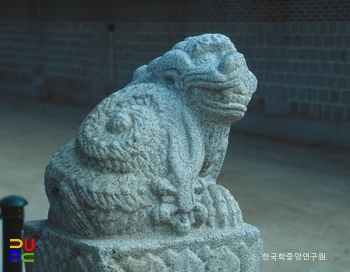 경복궁 경회루 다리 입구 동물상