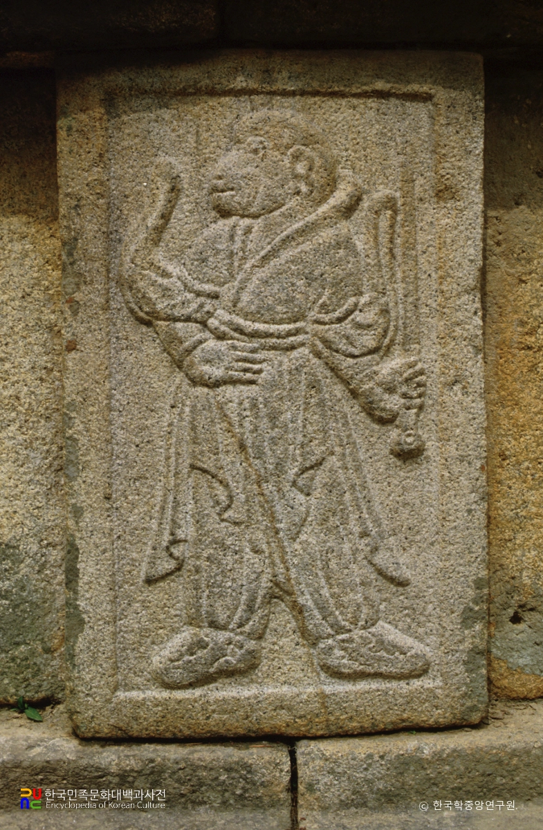 경주 김유신묘의 십이지신상 중 원숭이상 정면