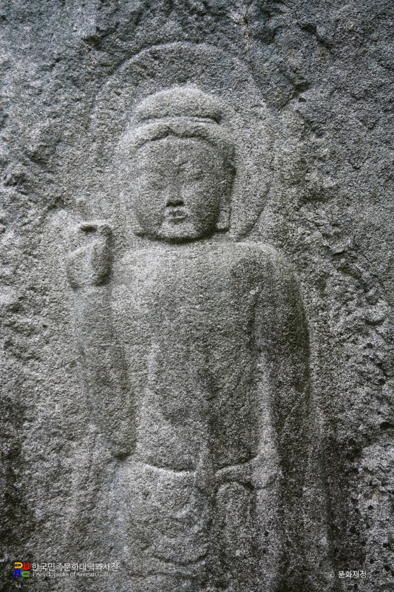 경주 율동 마애여래삼존입상 중 관음보살