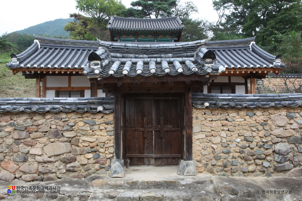 창녕 관산서원 중 강당 앞 일각문