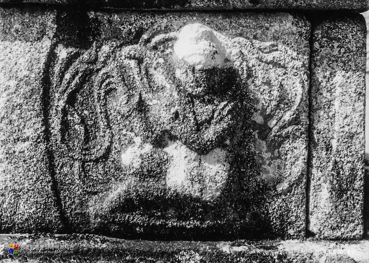 구례 화엄사 사사자 삼층석탑 좌측 하부 기단의 천인상