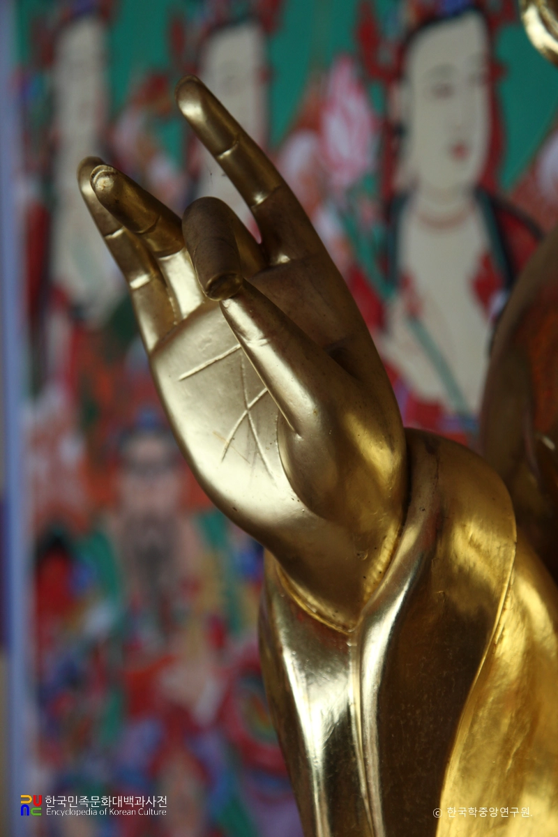 의령 백련암 목조보살좌상의 수인