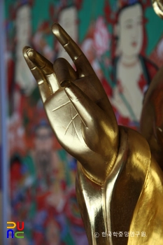 의령 백련암 목조보살좌상의 수인