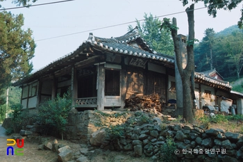 아산 관선재 정측면