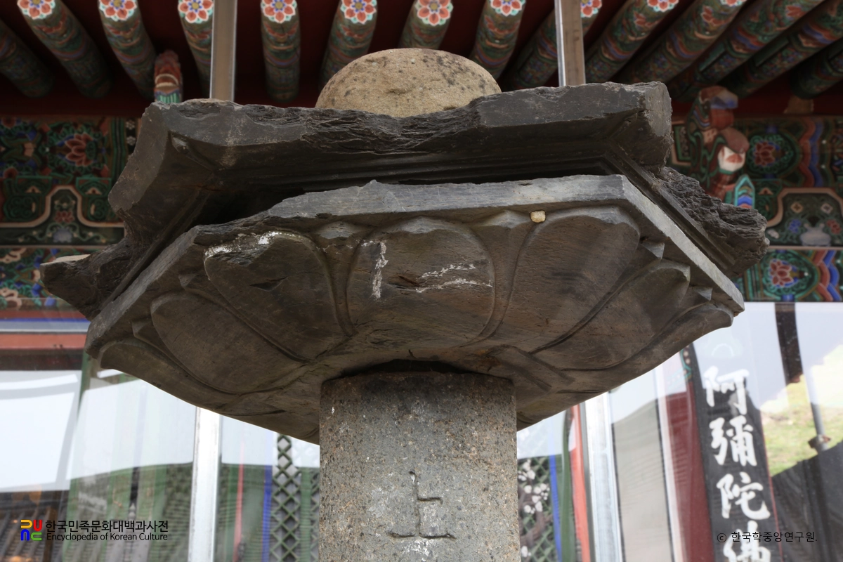 합천 해인사 원당암 석등의 윗받침돌