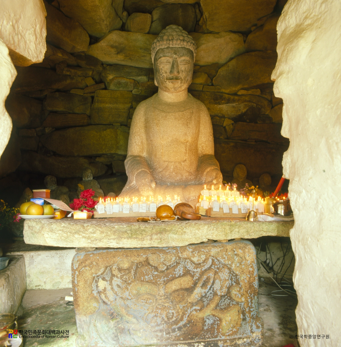 사천 다솔사 보안암 석굴 내부