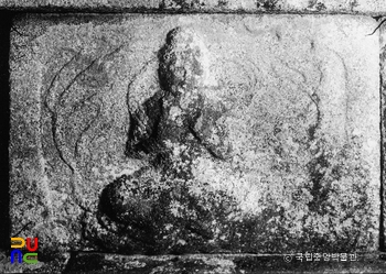 구례 화엄사 사사자 삼층석탑 후면 하부 기단의 천인상